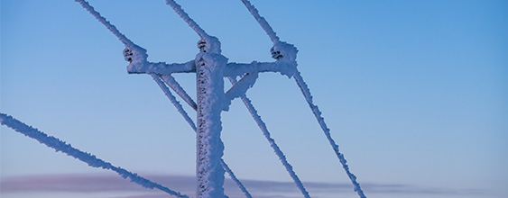 Elledningar täckta i snö - infrastruktur för el behövs för att undvika att utlösa en energikris.