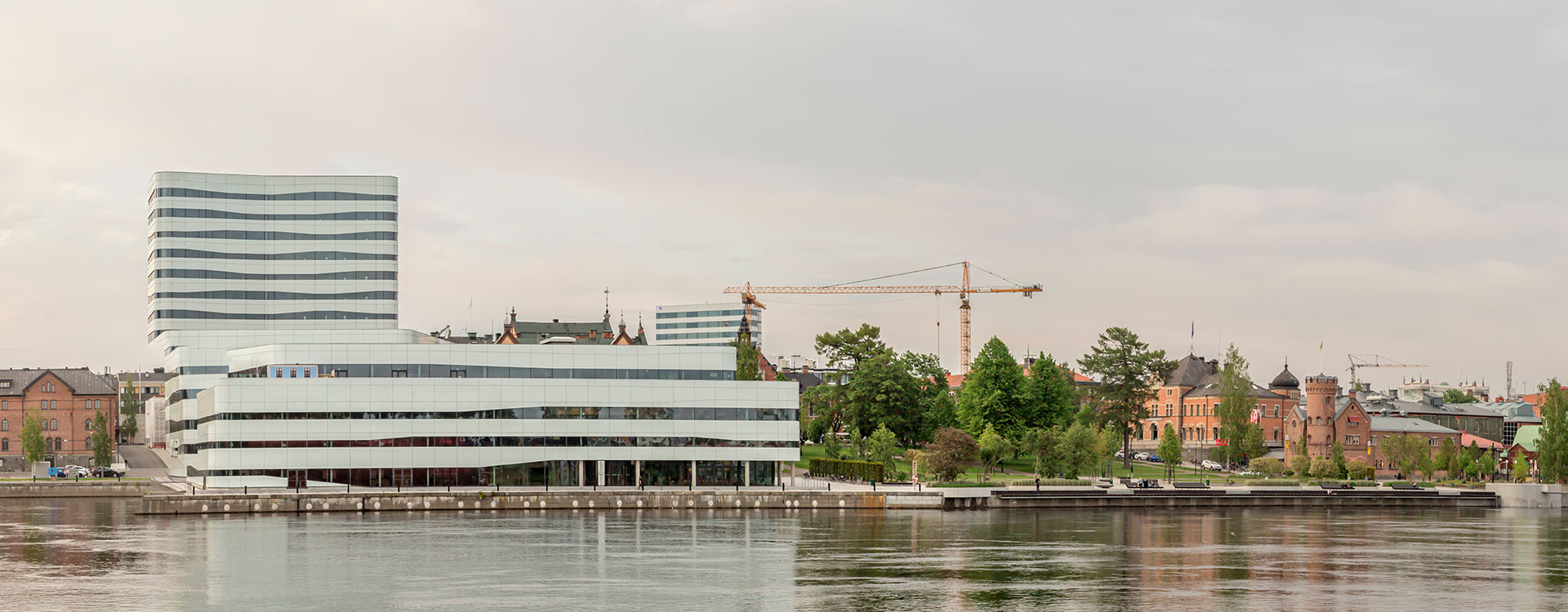 Ett lummigt Umeå sett från vattnet där natur integrerats i staden