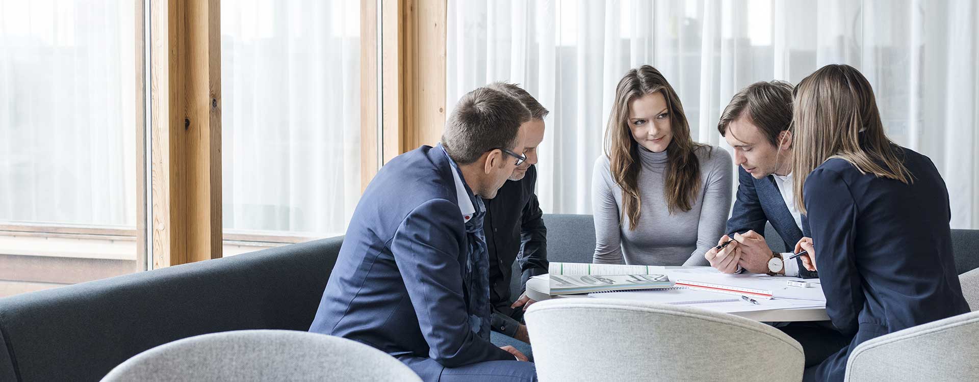 En arbetsgrupp samtalar om ett avtal i pappersformat