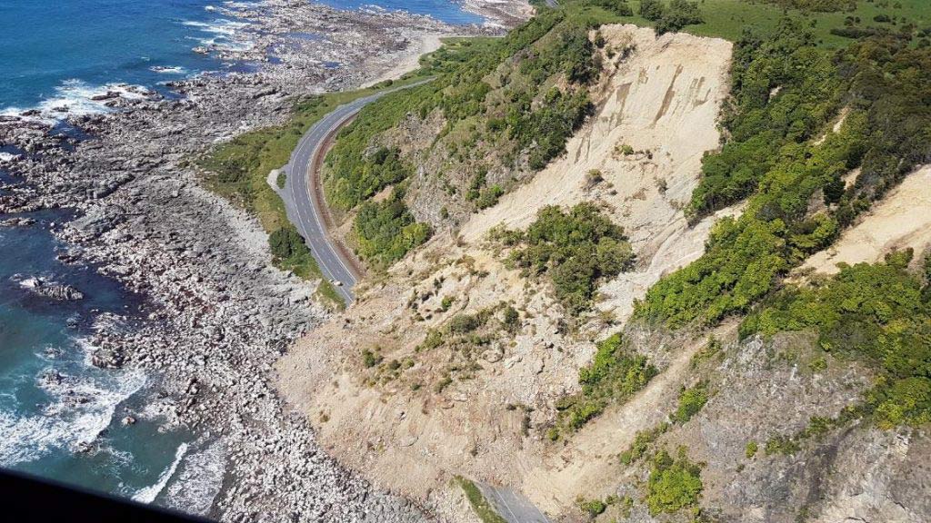SH1-and-rail-link-closed-by-large-landslide-in-the-2016-Kaikoura-earthquake