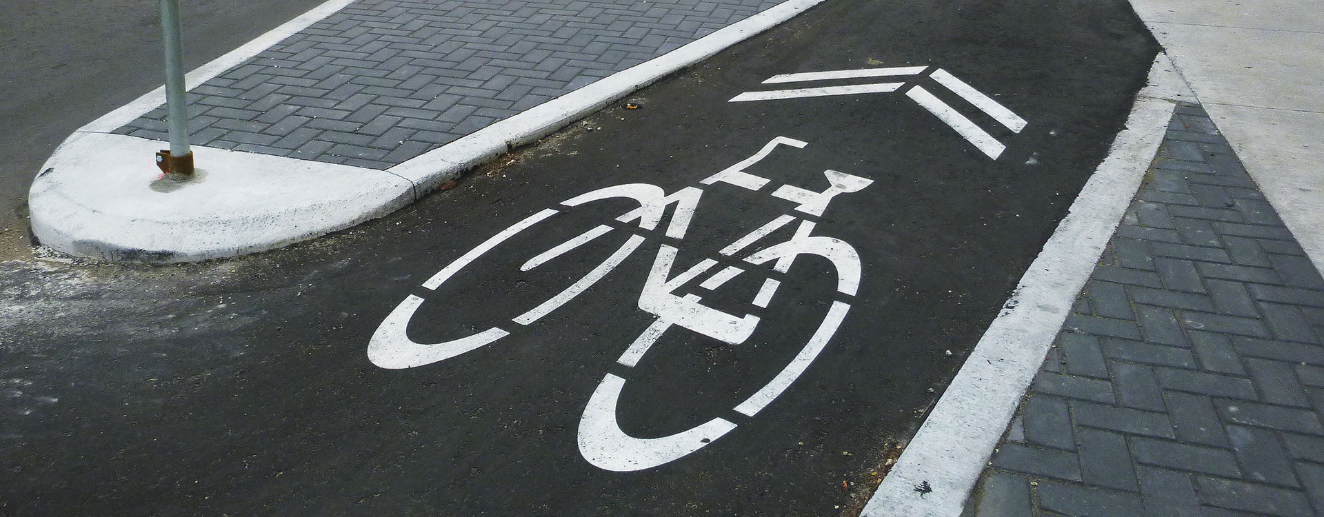 Cykelväg markerad med färg på asfalt