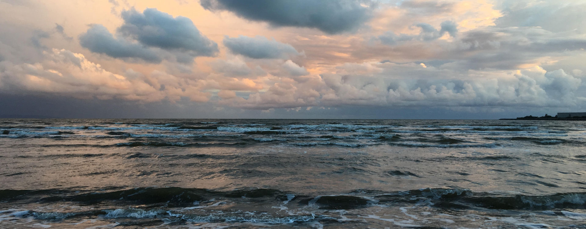 Dramatisk himmel över havet.
