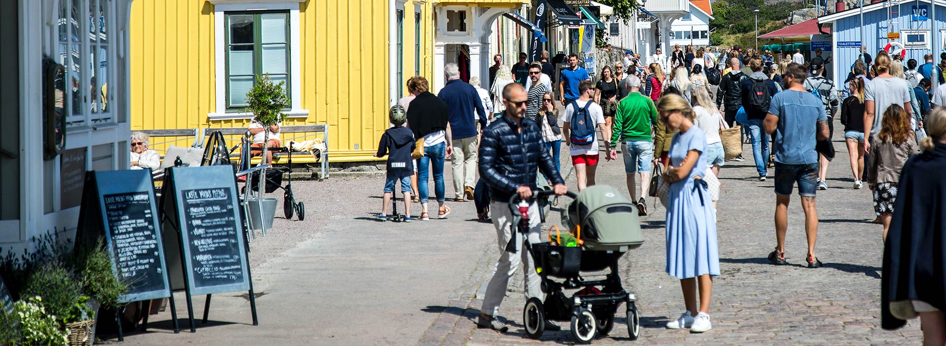 Människor rör sig i stadskärnan.