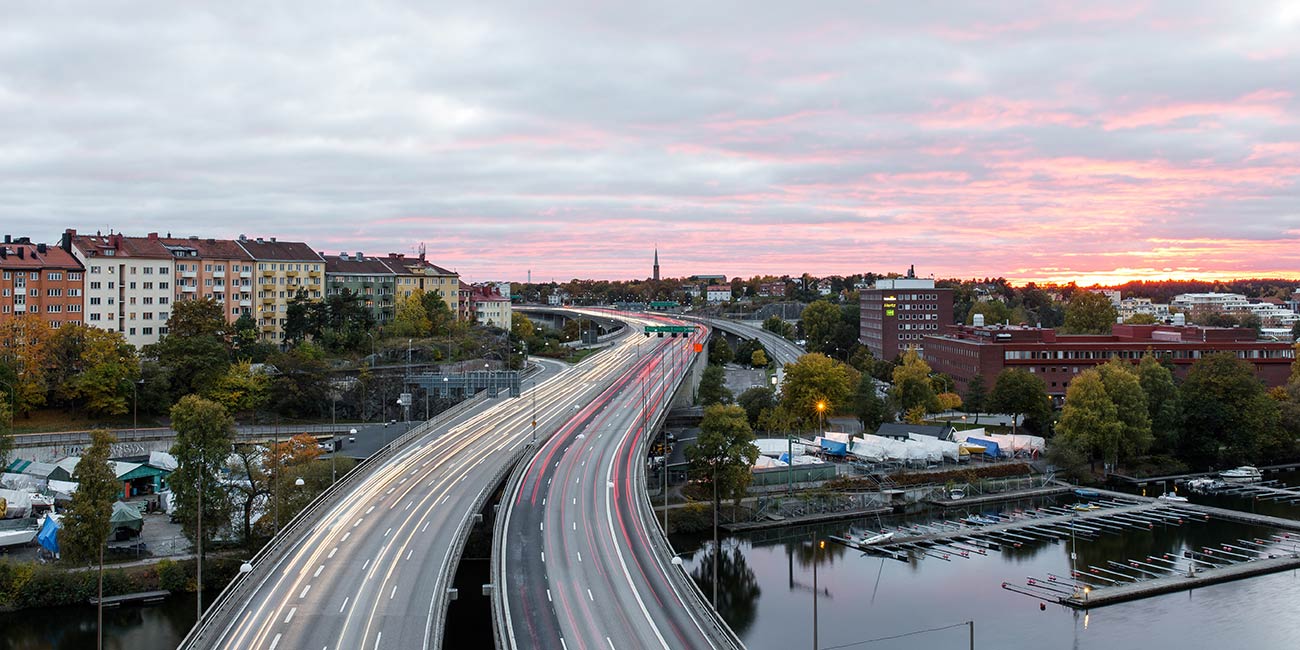 Trafikerad väg i Stockholm.