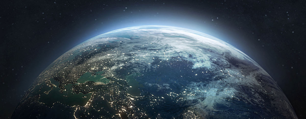 Planeten jorden på natten i mörka yttre rymden.