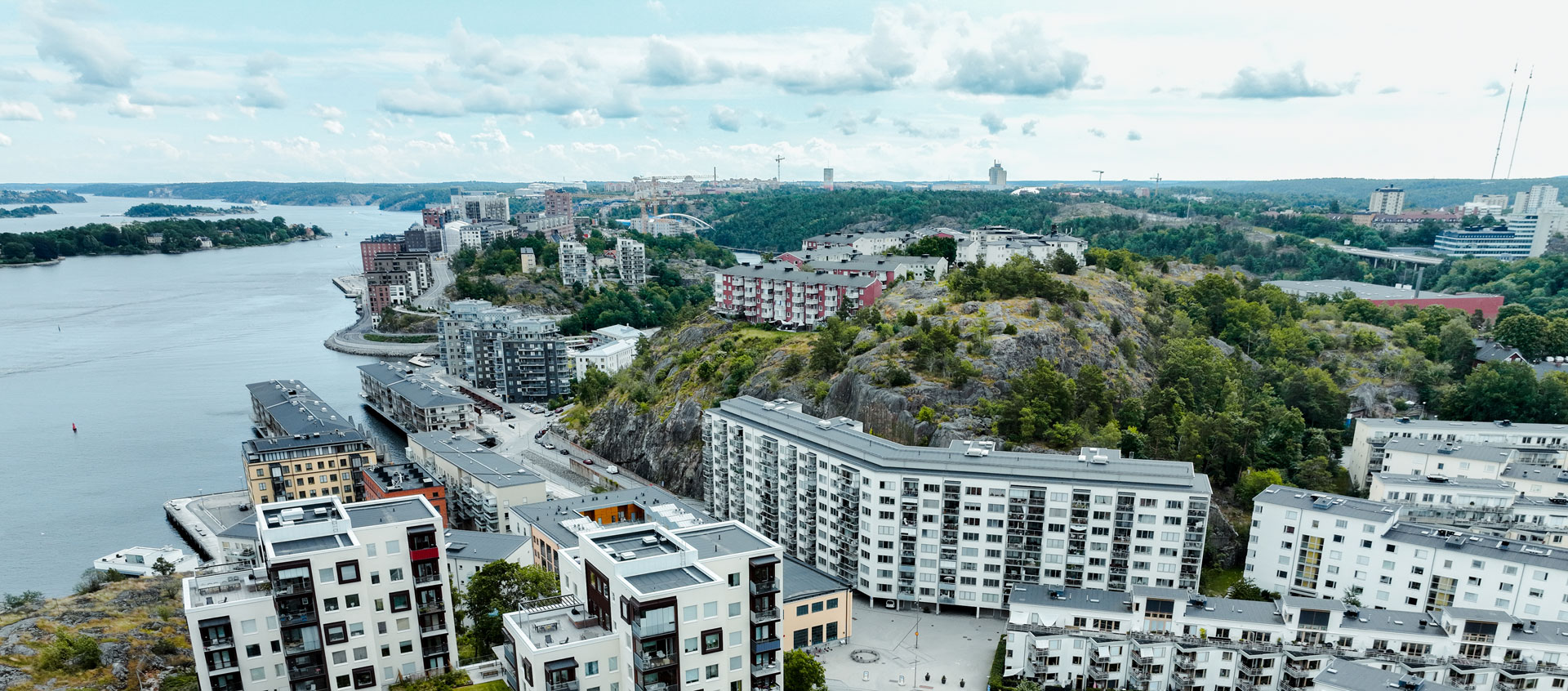 Lägenhetsområde vid vattnet i Nacka, taget från ovan.
