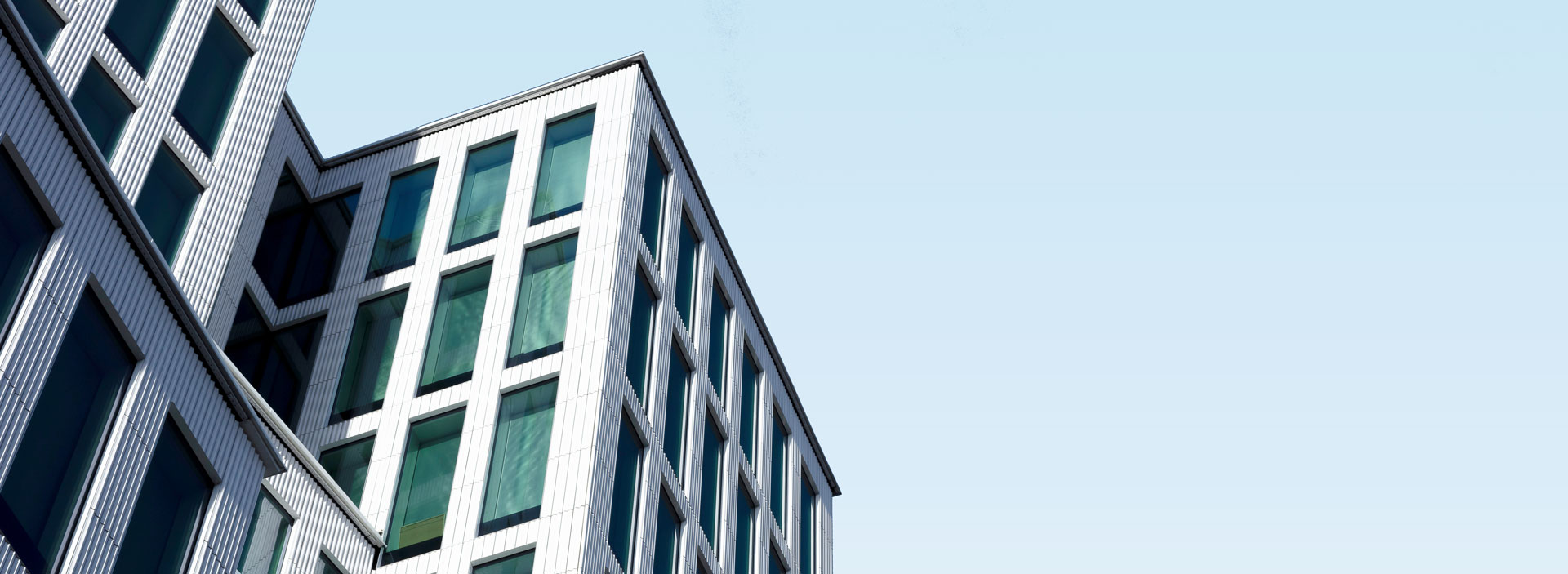 Hög byggnad och ljusblå himmel.