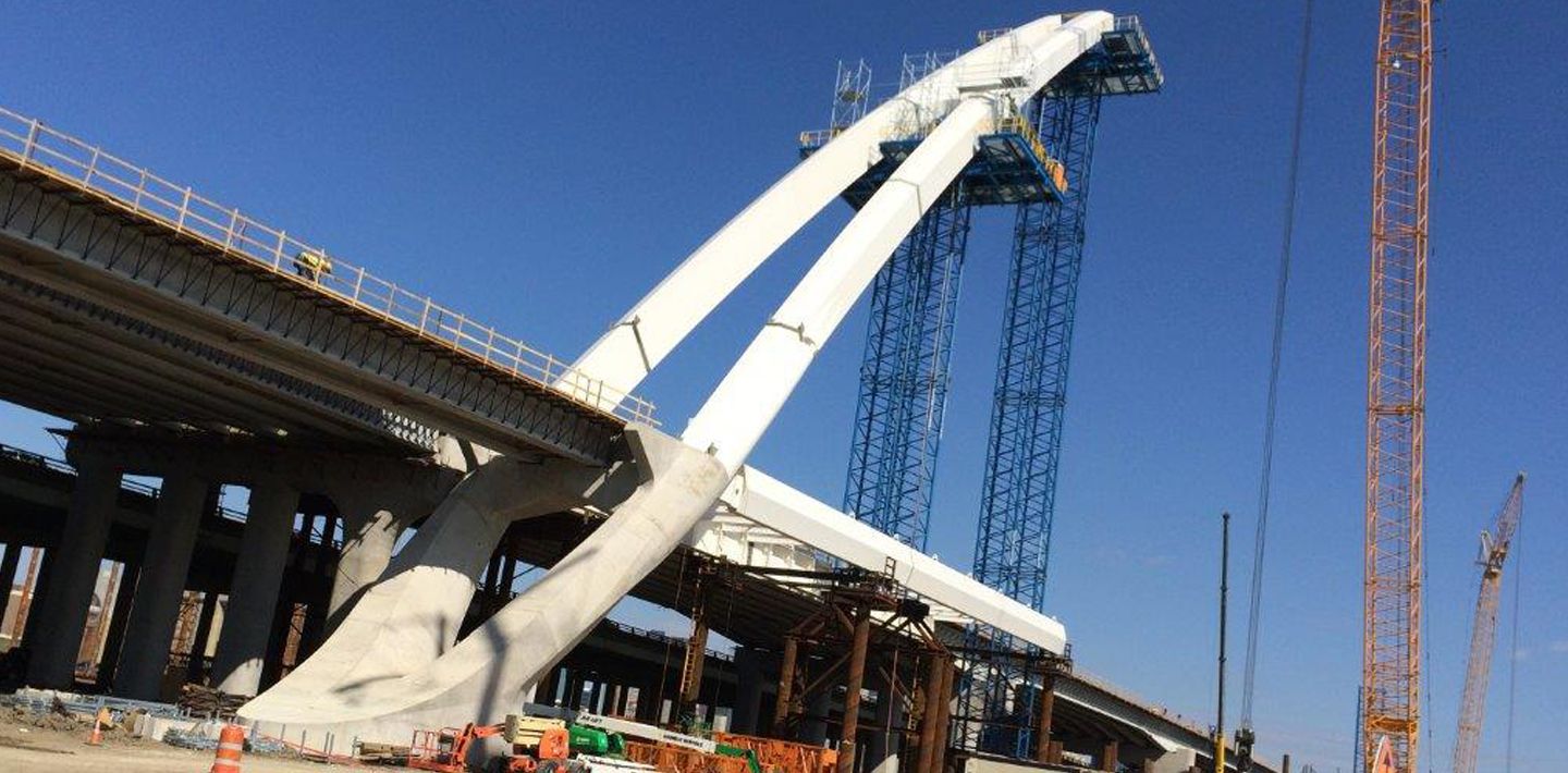 img-dallas-horseshoe-santiago-calatrava-designed-bridge-construction