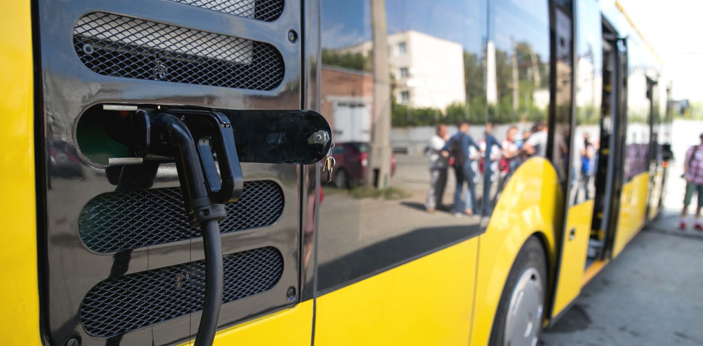 img-evolving-energy-landscape-p3-yellow-bus-charging-01