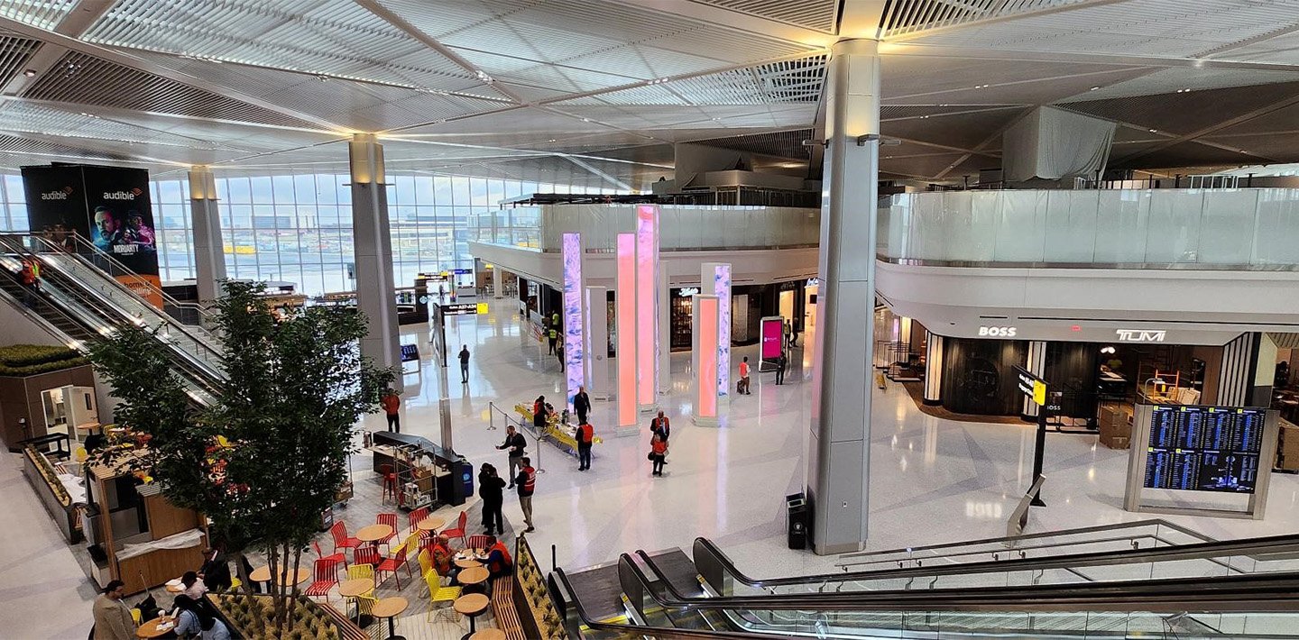 img-newark-liberty-main-terminal-concourse-level-looking-north.jpg