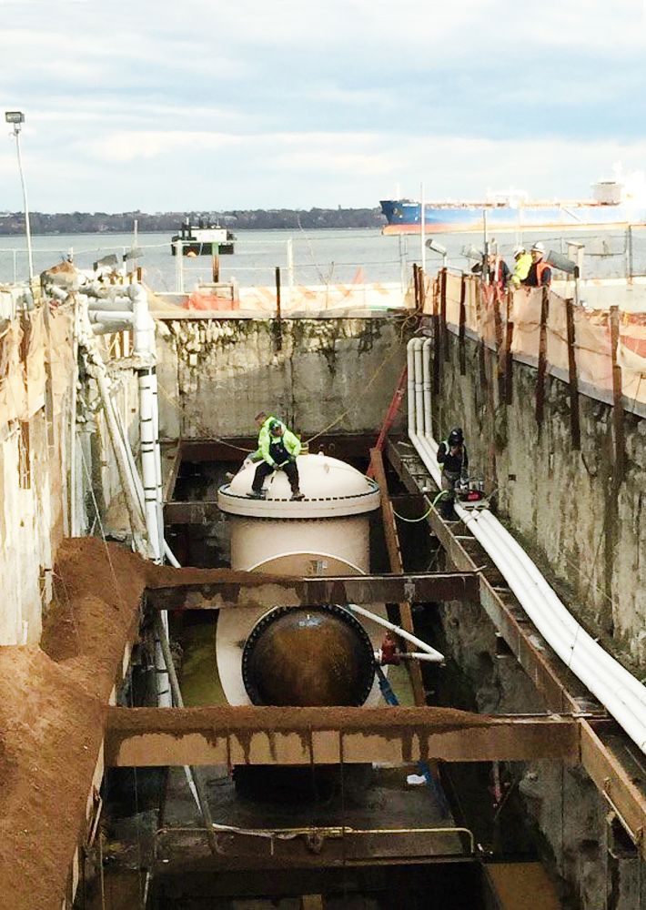 por-nyc-harbor-panamax-ship-infrastructure-workers-cap-the-bolts