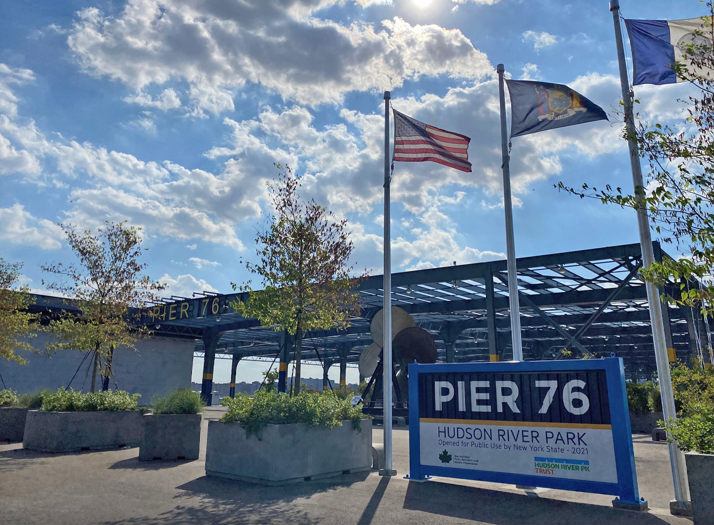 img-new-york-parks-pier-76-entrance-sign