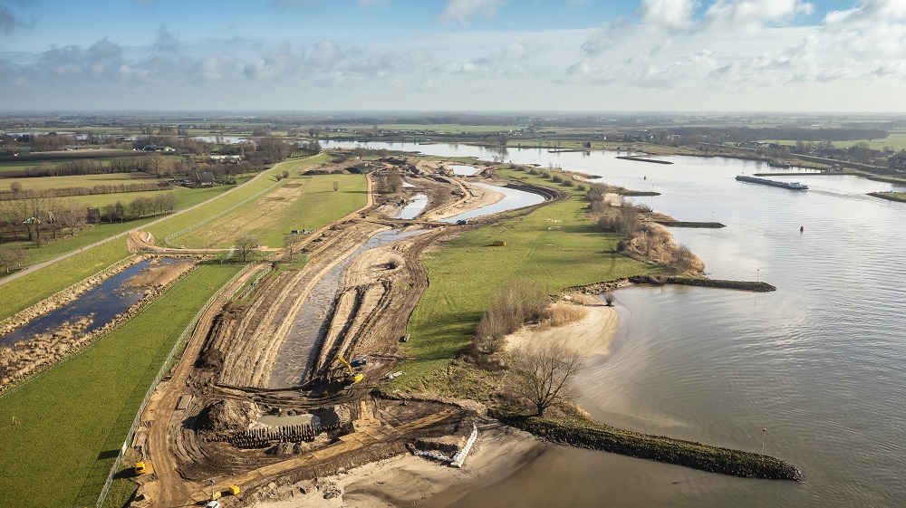 Bij het dijkversterkingstraject Salmsteke wordt momenteel een nevengeul aangelegd.