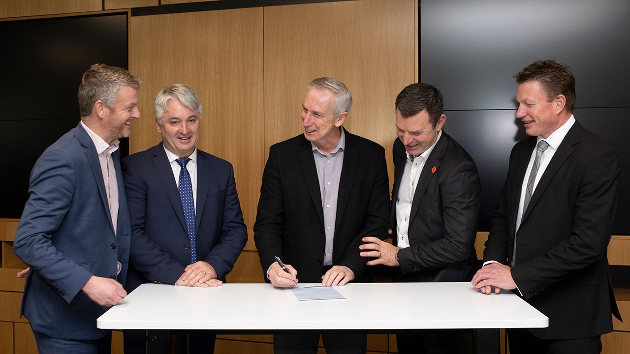 img-the-signing-table