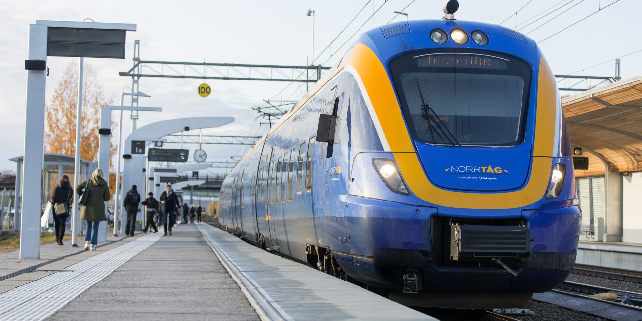 Tåg vid station utmed Norrbotniabanan