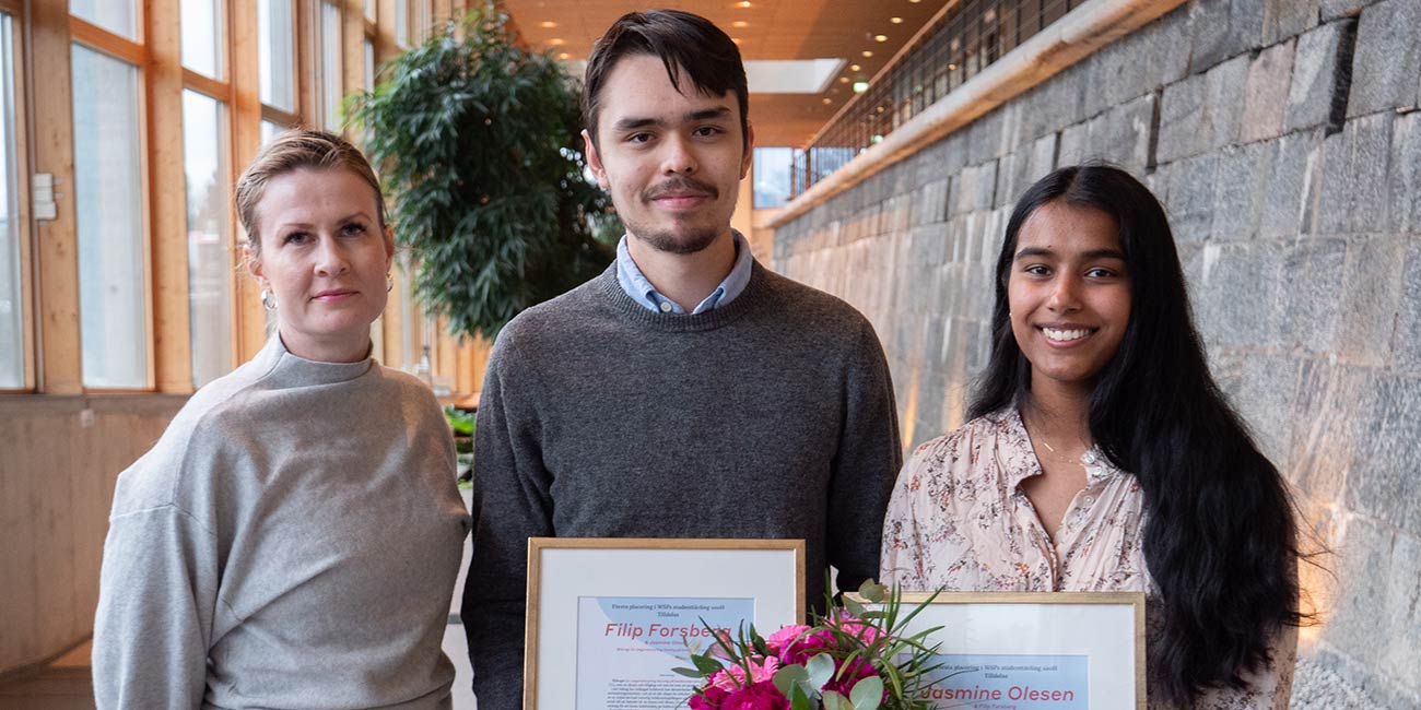 Vinnarna i WSPs årliga casetävling, Jasmine Olesen och Filip Forsberg tillsammans med Anna Nordling, energiexpert på WSP och en av medlemmarna i årets jury.