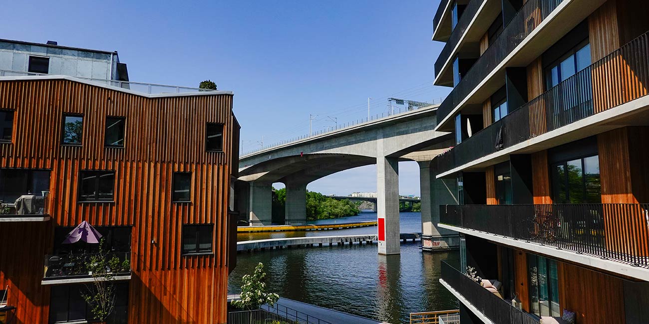 Gröndalsbron, en av de broar WSP ska renovera, mellan två flerfamiljshus.
