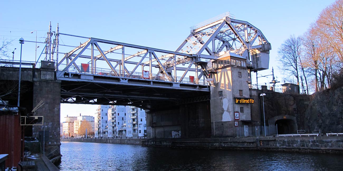 Danviksbron, som är av typen enkelarmerad balans klaffbro, i vinterskrud.