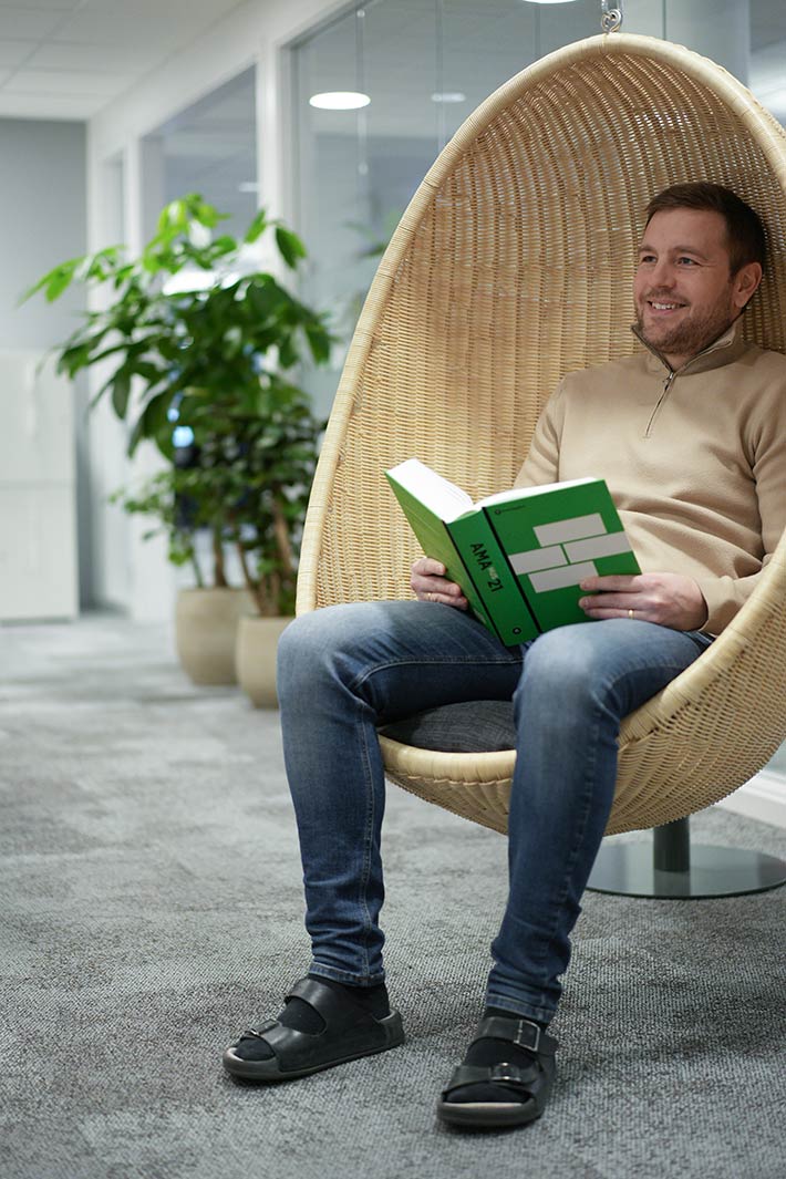 Patrik Rönnmark, kontorsansvarig WSP Skellefteå, nyttjar de sociala ytorna i WSPs nya kontor.