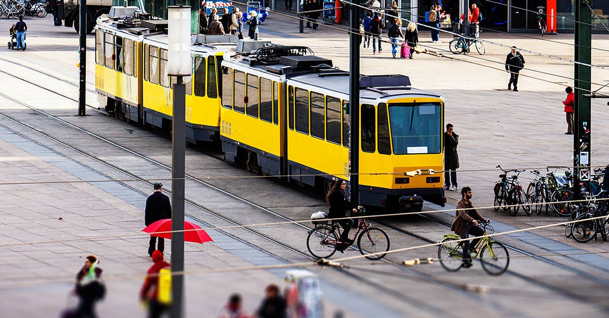 Spårväg och cykel - två av de olika pendlingssätten i norden.