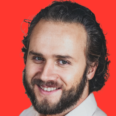 Coen Bijen rode achtergrond1