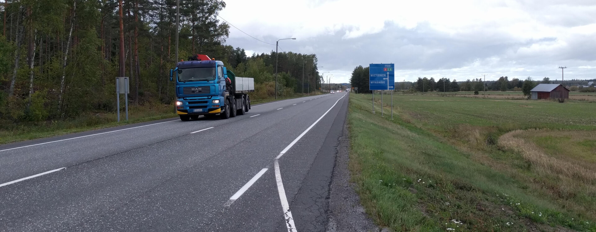 Rekka ajamassa valtatie kahdeksaa pitkin.