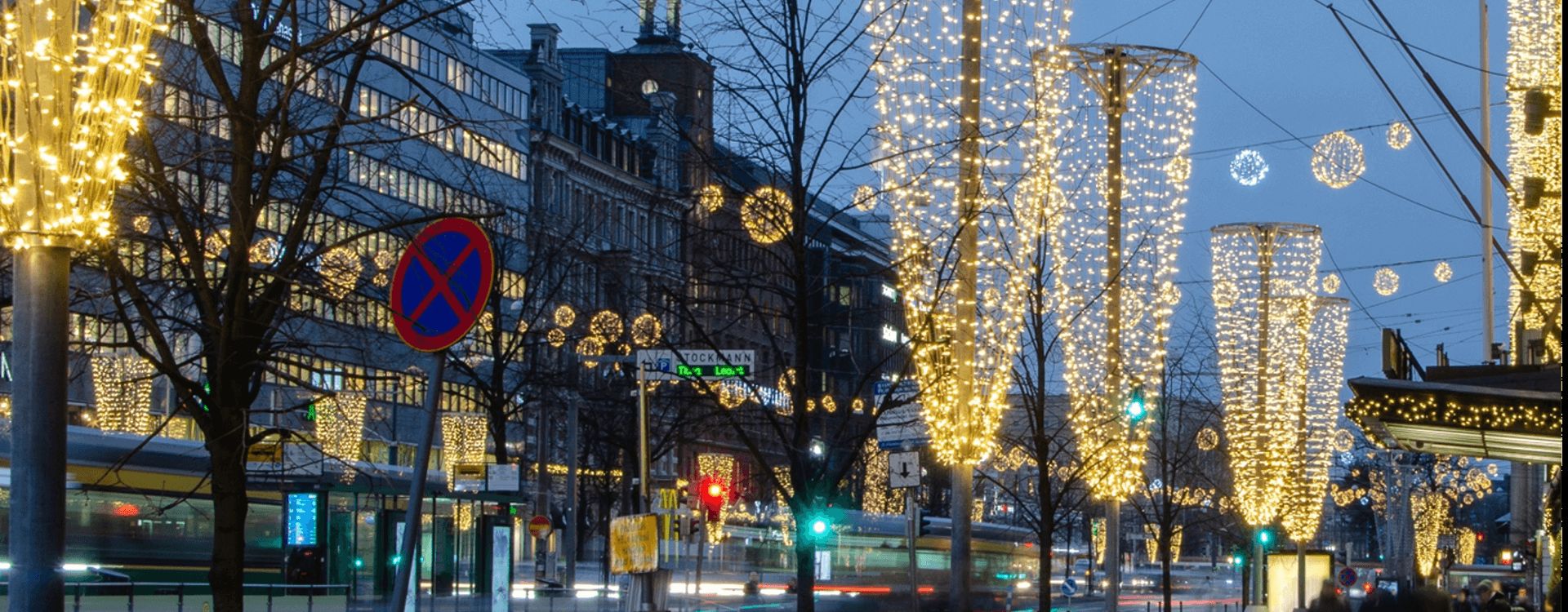 Kuva Mannerheimintien jouluvalaistuksesta.