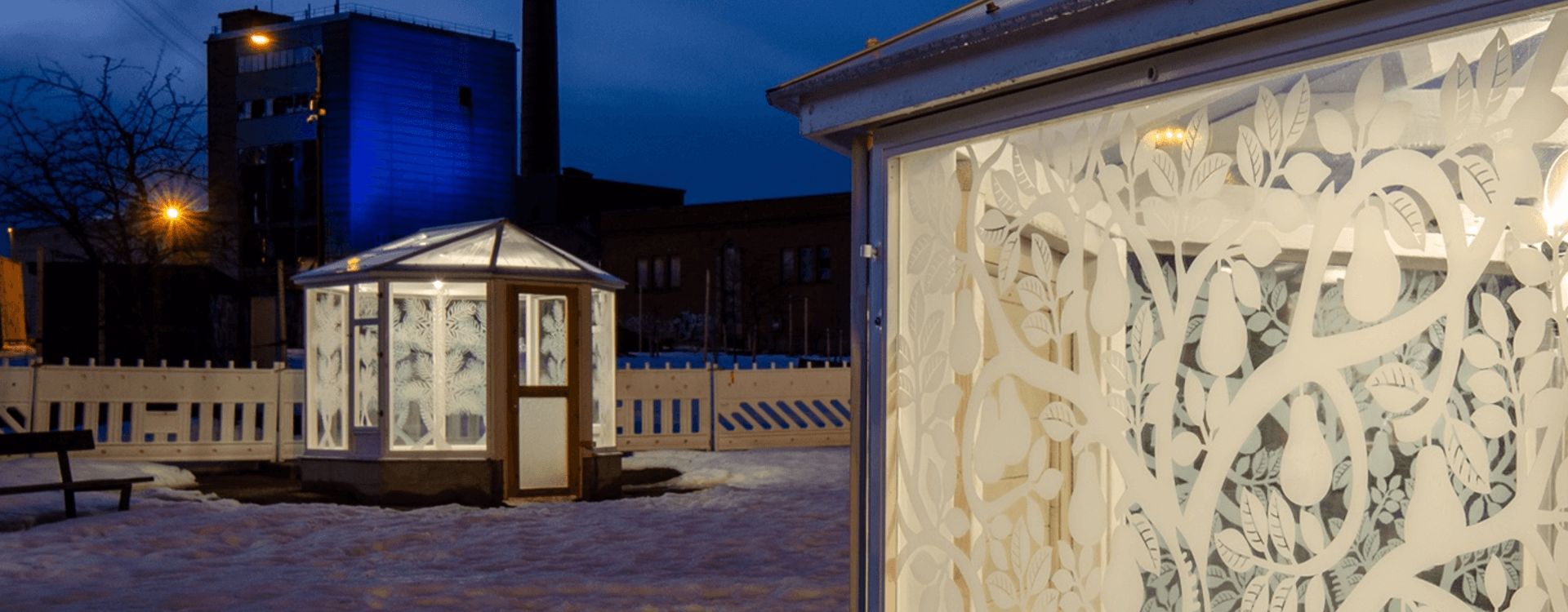Valokorun kasvihuoneet talvella.