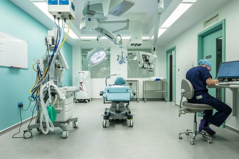Optegra-eye-hospital-interior-engineering-operation-room-UK