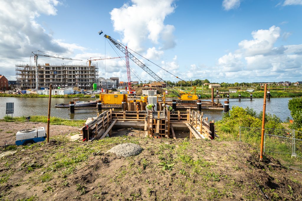 Fietsbrug over de oude rijnjpg 333