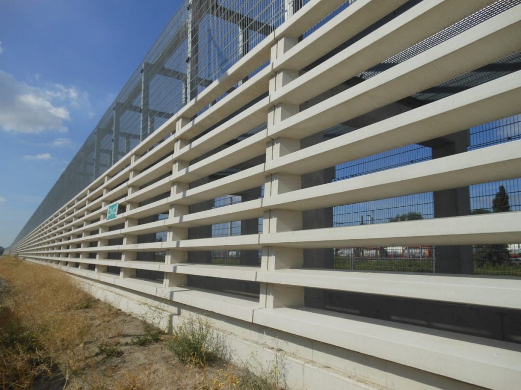 leidingenviaduct rotterdamse haven