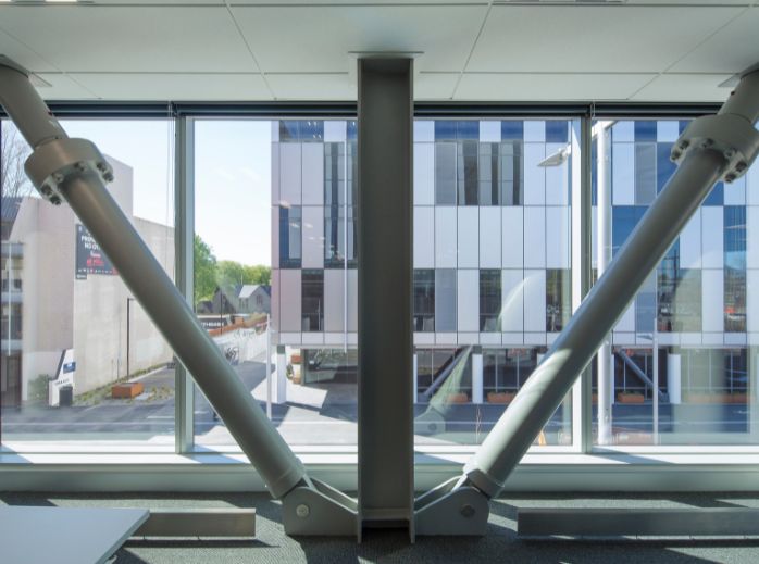 Cost-efficient steel framing, combined with a viscous damped bracing system, allowed WSP to meet the operational requirements as well as Te Whatu Ora’s tight budget for an IL3 building. 