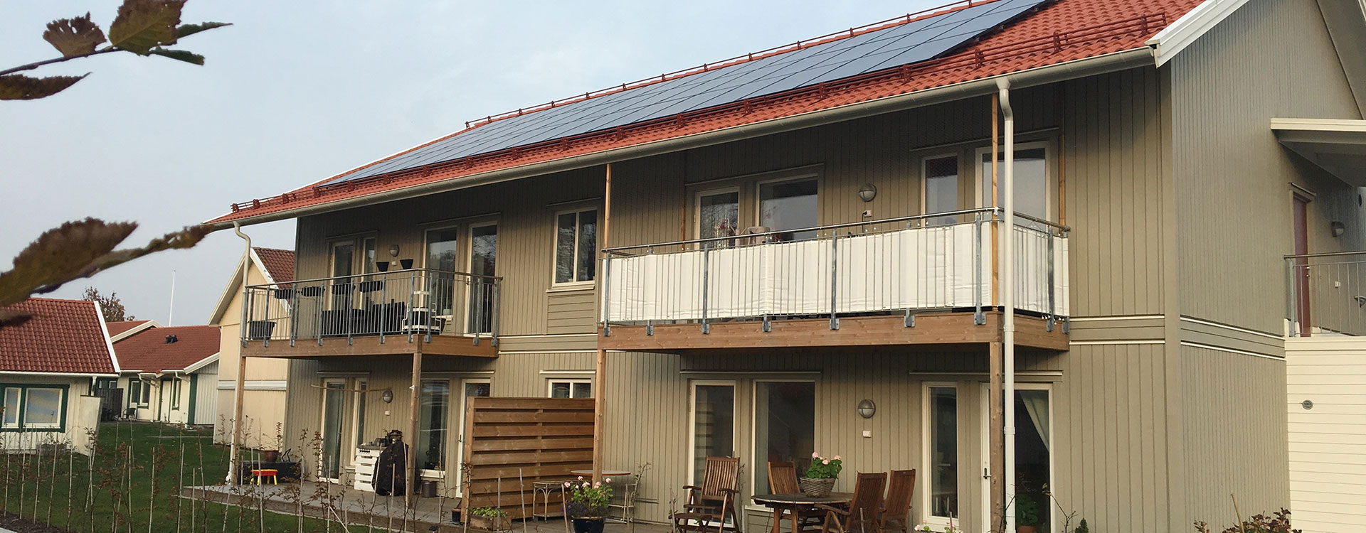 Tak med solpanelener i projekt där Eksta bygger mikronät för solel.