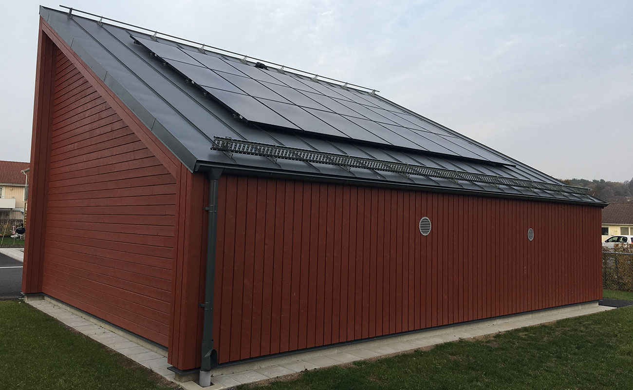 Tak med solpanelener i projekt där Eksta bygger mikronät för solel.