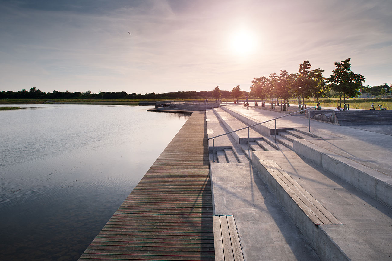 Kaj av urban karaktär vid Råbysjön