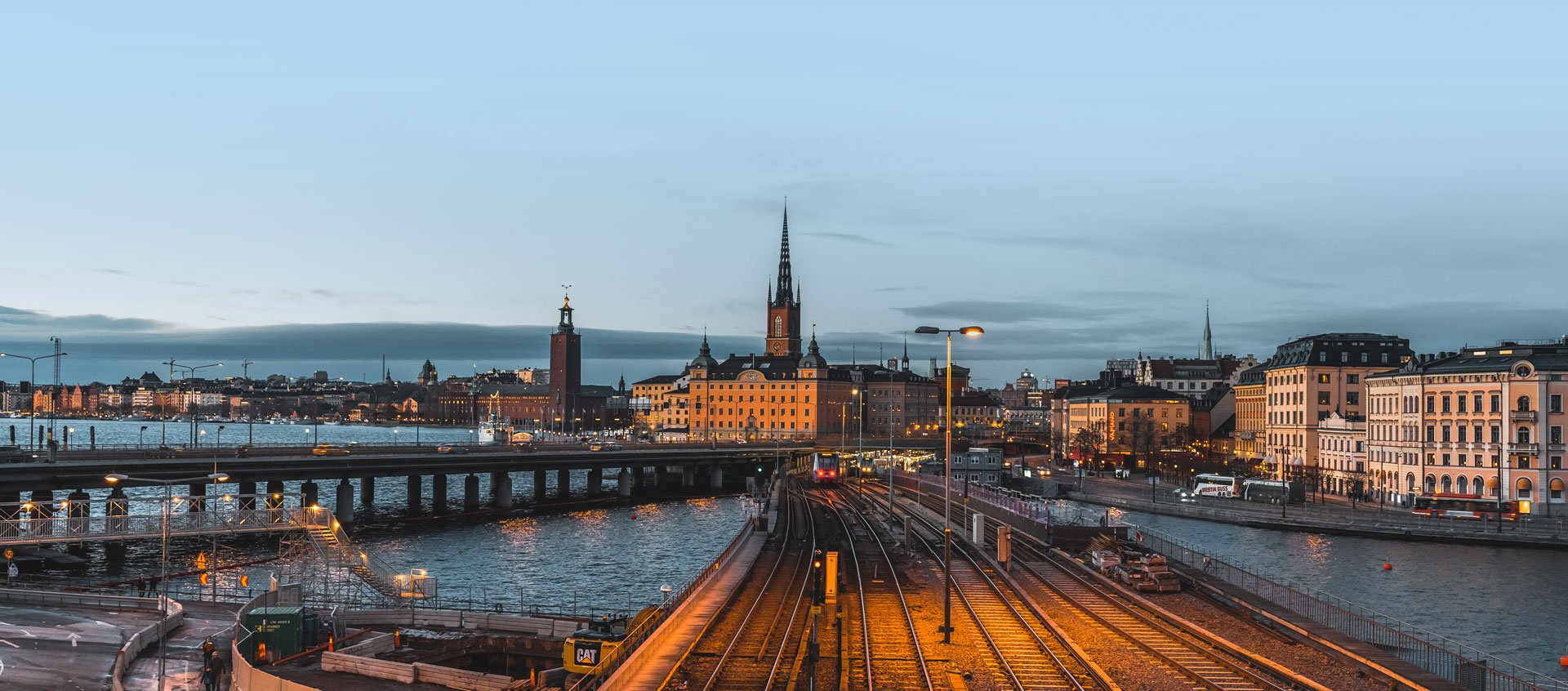 Stockholms järnväg och tågspår, vy från slussen mot Gamla stan och Stockholm City.