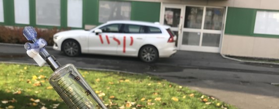 Provtagning klorerade lösningsmedel med WSP-bil i bakgrunden