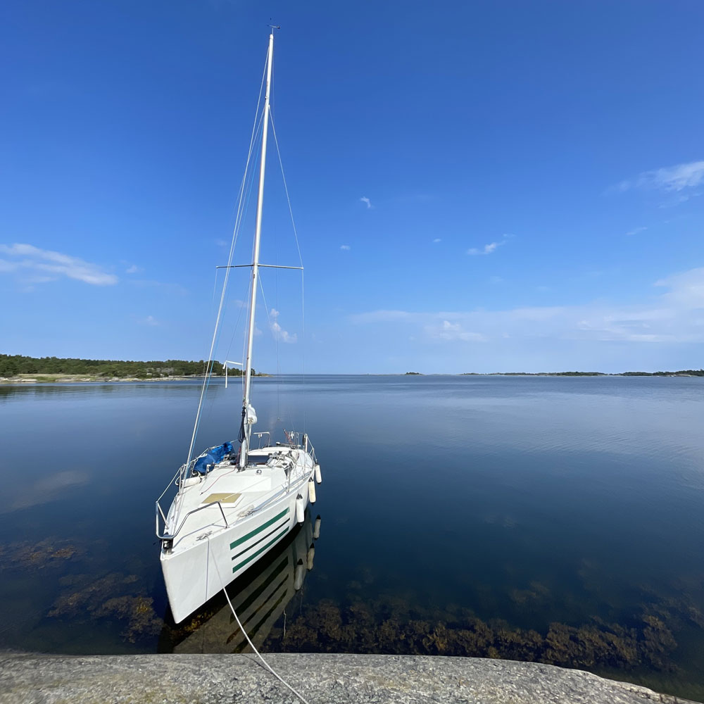 img-02-baten-boatly-ankrad-i-naturhamn-i-stockholms-skargard-fotograf-hanna-ostling