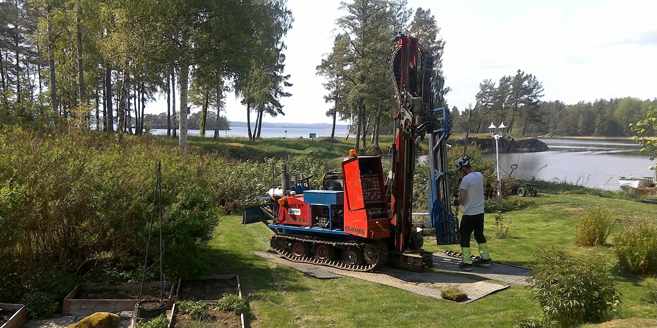 Borrvagn i trädgård.