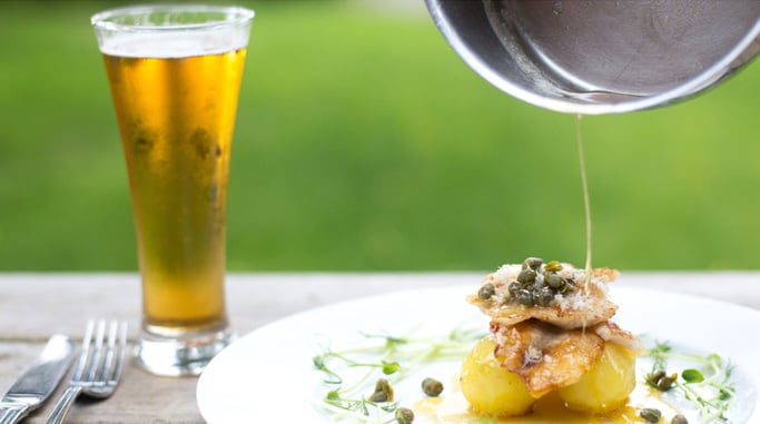 Fisk som odlats på ett hållbart sätt har tillagats och serveras utomhus.