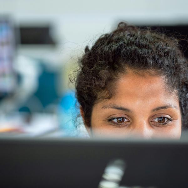img-woman-engineer-computer