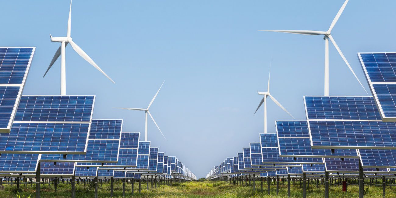 Foto förnybar energi i form av solpaneler och vindkraftverk
