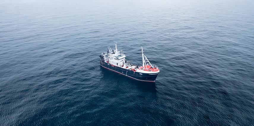Båt på havet för inventering och utredning – kustnära och offshore.
