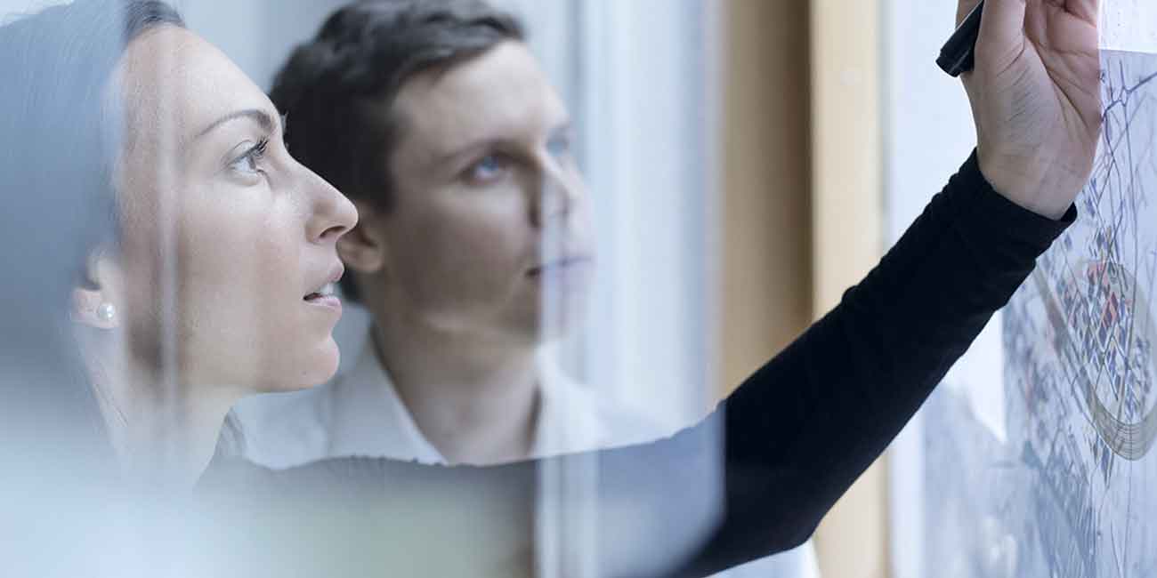 Två personer som jobbar på en säkerhetsrapport.