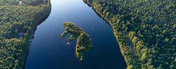 Skandinavisk skärgård från ovan.