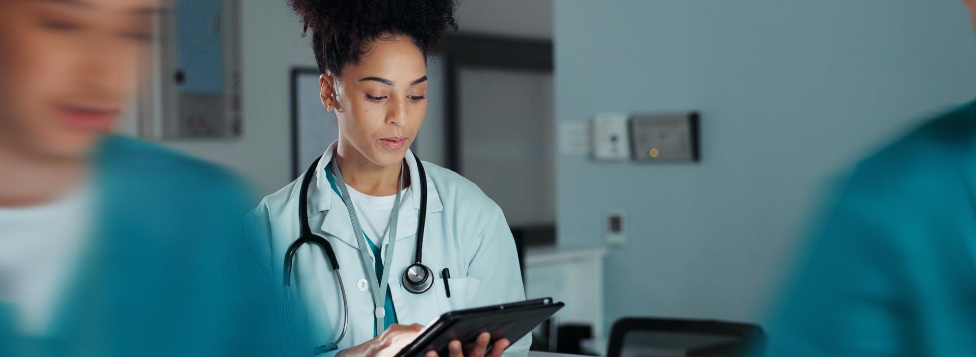 img-doctor-chart-hospital banner