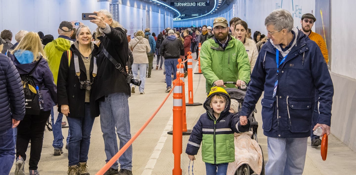 img-waterfront-seattle-alaskan-way-family.jpg